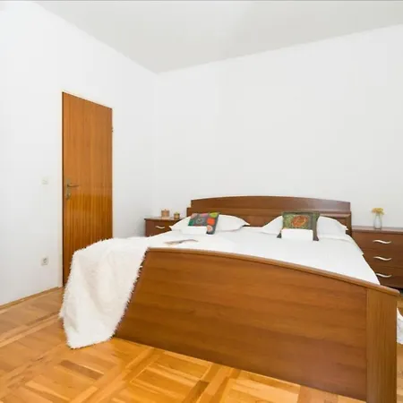 Spacious Apt With Magnificent Sea View & Balcony *